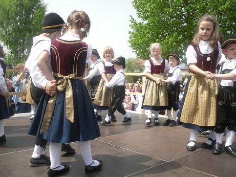 Auftritt beim Maibaumaufstellen der Kindertanzgruppe
